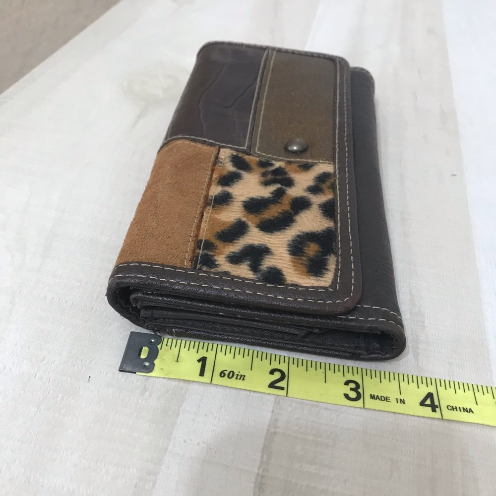 🌼 3/ $18 🌼 Vinyl Wallett Mixed Leopard Print - Picture 6 of 7